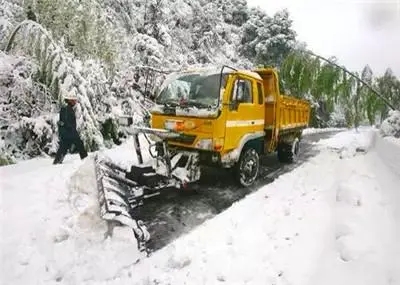 扫雪机_伊犁新疆除雪设备驾驶操作要点说明